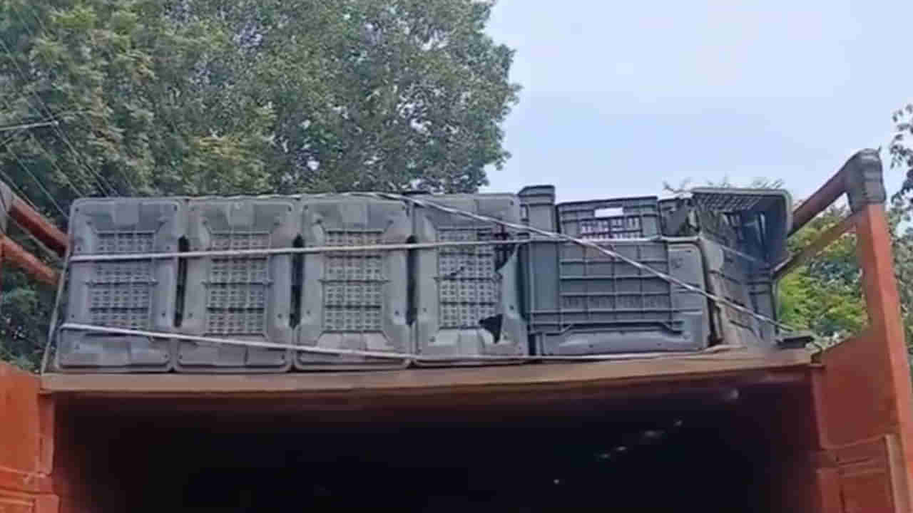 Telangana: ఓర్నీ.. పోలీసులు కూడా తొలుత టమాట లోడే అనుకున్నారు.. కానీ గుట్టు ఎలా వీడిందంటే