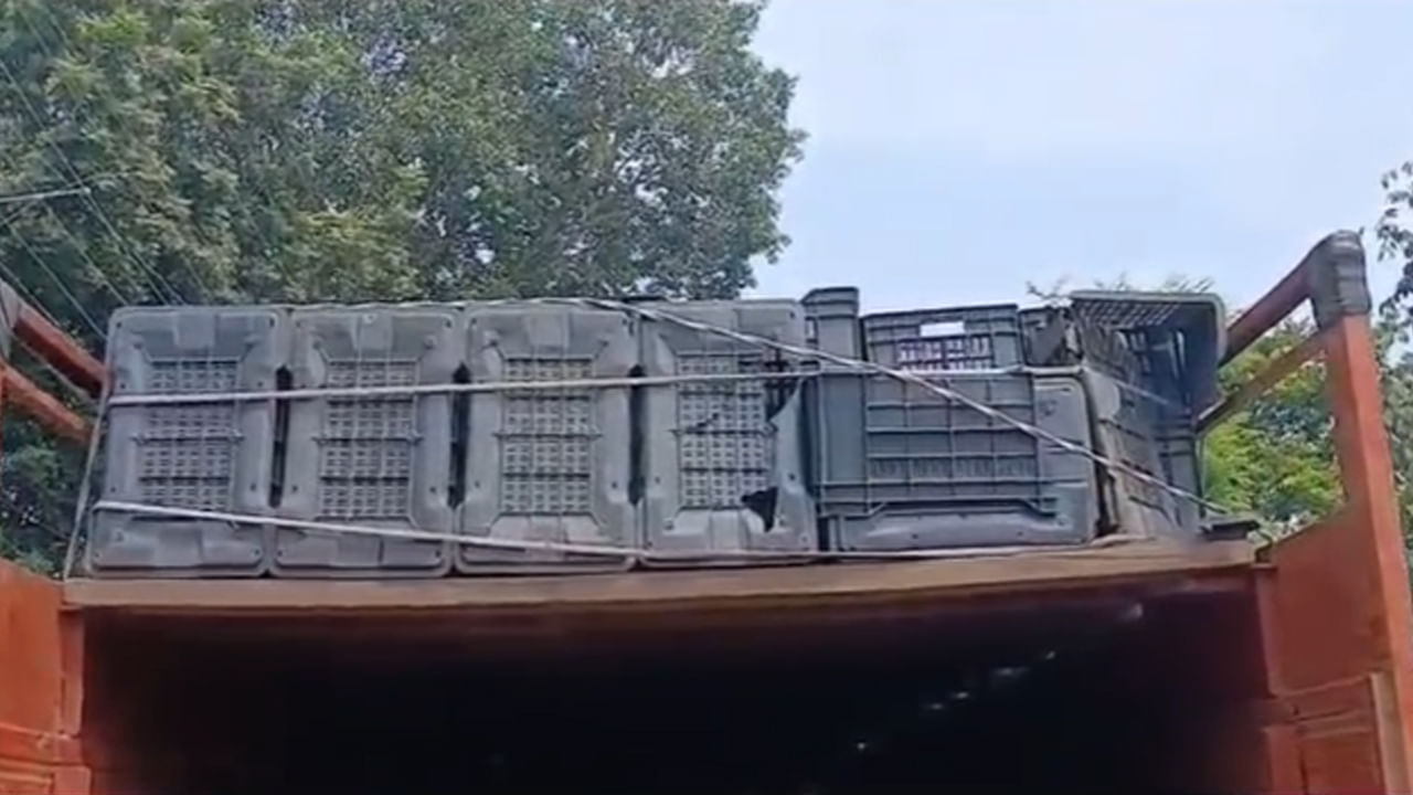 Telangana: ఓర్నీ.. పోలీసులు కూడా తొలుత టమాట లోడే అనుకున్నారు.. కానీ గుట్టు ఎలా వీడిందంటే