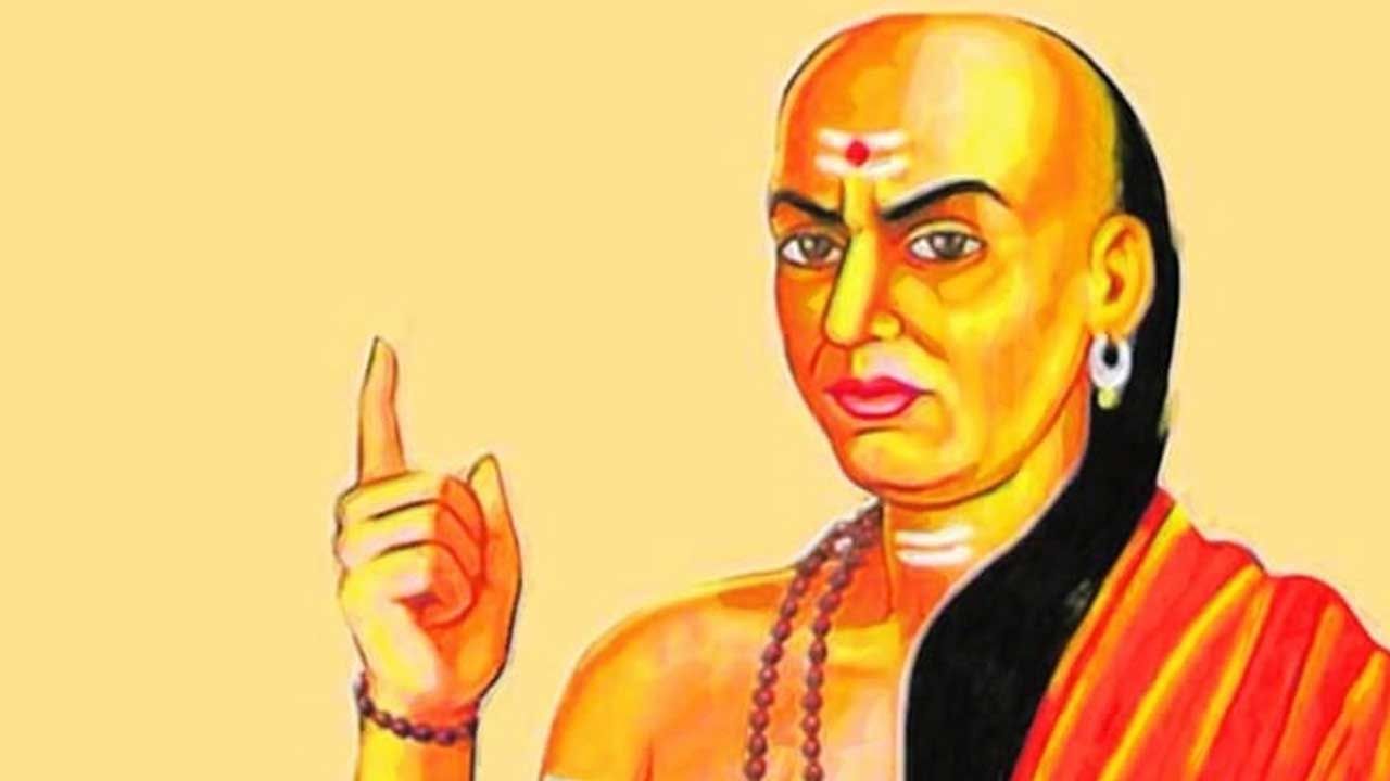 ఎప్పుడు కూడా మనం సంపాదించేదాంట్లో కొంత శాతం మన అత్యవసర పరిస్థితుల కోసం దాచుకోవాలని చెబుతున్నాడు చాణక్యుడు. ఆయన మాట్లాడుతూ, ధనవంతుడు ఎక్కడుంటాడు.డబ్బు దాచుకున్న వాడే నిజమైన ధనవంతుడు. లక్ష్మి.. సంపద చంచలమైనది. అది ఎప్పుడు పోతుందో, ఊహించడం చాలా కష్టం. కొన్ని సార్లు కొండలా కూడ బెట్టింది కూడా పోతుంది. అందుకే ఈ విషయంలో చాలా జాగ్రత్తగా ఉండాలంట.