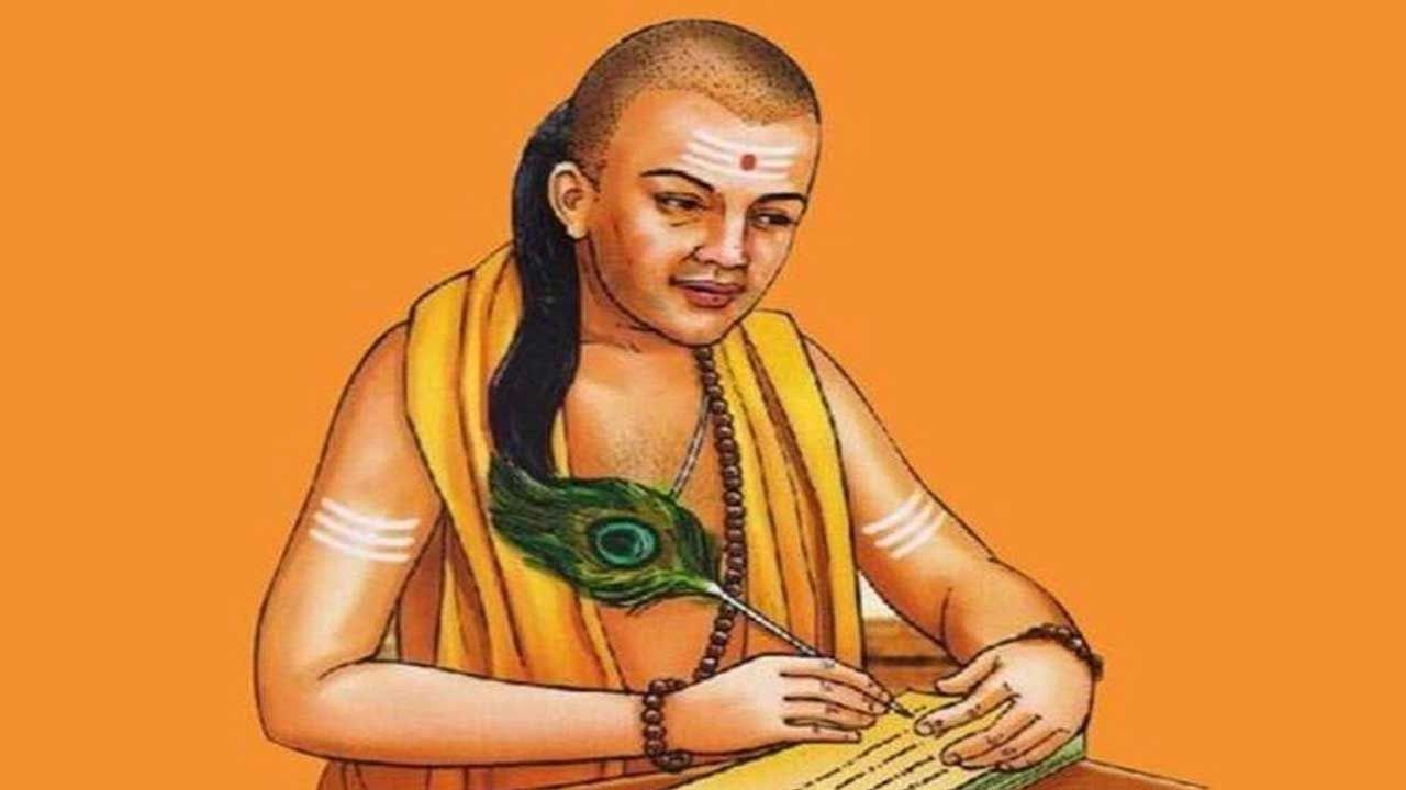 ధనవంతుడు ఎంత సంపద కలిగిఉన్నా దురదృష్టకర సమయాల్లో అన్నీ కోల్పోవచ్చును. లక్ష్మీ స్వాభావరీత్యా చంచలమైనది. ఆమె ఎల్లప్పుడూ మీతో ఉంటుందని ఎటువంటి హామీ లేదు కాబట్టి. సంపదను ఈరోజు మాత్రమే కాకుండా, భవిష్యత్తు అనిశ్చితుల కోసం కూడా రక్షించుకోవాల్సిన అవసరం ఉందని అర్థం చేసుకోవాలని చెబుతున్నాడు.