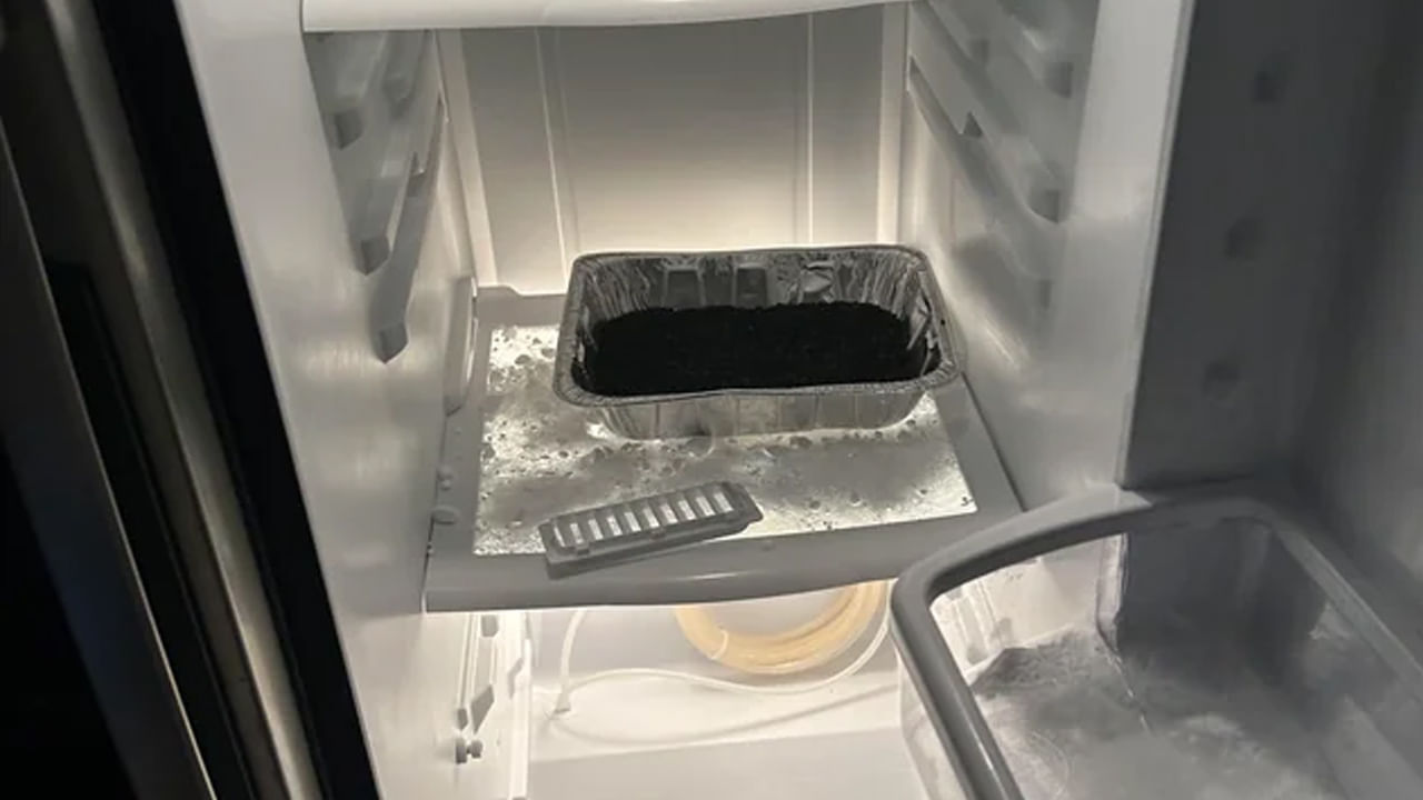 చార్ కోల్స్: ఫ్రిజ్ నుంచి దుర్వాసన రాకుండా ఉండాలంటే.. చార్ కోల్స్ ఉపయోగించండి. ఇది ఒక చిన్న కంటైనర్‌లో ఫ్రిజ్‌లో ఉంచండి. ఇది ఫ్రిజ్‌లోని దుర్వాసనను మొత్తం గ్రహిస్తుంది. దీంతో ఫ్రిజ్ వాసన రాకుండా ఉంటుంది.