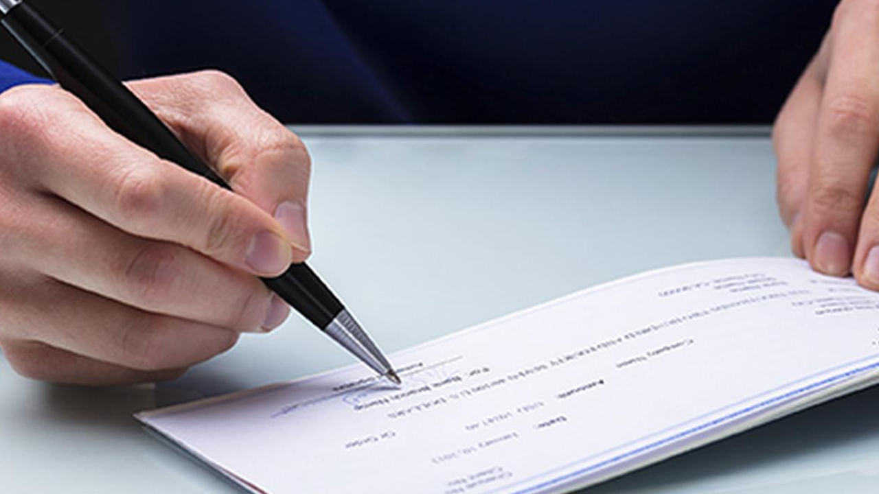 అక్టోబర్ 4న అధికారికంగా అమలులోకి రాకముందే శుక్రవారం కొత్త చెక్ క్లియరెన్స్ సిస్టమ్ ట్రయల్ రన్‌ను రిజర్వ్ బ్యాంక్ ఆఫ్ ఇండియా (RBI) షెడ్యూల్ చేసింది. కొత్త విధానం ప్రకారం, ఉదయం 10 గంటల నుండి సాయంత్రం 4 గంటల వరకు ఒకే ప్రెజెంటేషన్ సెషన్‌లో బ్యాంకు శాఖలలో జమ చేసిన అన్ని చెక్కులను స్కాన్ చేసి, ముగింపు రోజు కోసం వేచి ఉండటానికి బదులుగా, తక్షణమే సెంట్రల్ క్లియరింగ్ హౌస్‌కు పంపుతారు. క్లియరింగ్ హౌస్, "చెక్ ఇమేజ్‌లను నిరంతర ప్రాతిపదికన డ్రాయీ బ్యాంకులకు విడుదల చేస్తుంది. డ్రాయీ బ్యాంకుకు చెక్ ఇమేజ్ వచ్చిన తర్వాత చెక్‌ క్లియర్‌ అవుతుందా లేదా అని నిర్ధారించడానికి సాయంత్రం 7 గంటల వరకు సమయం ఉంటుంది.