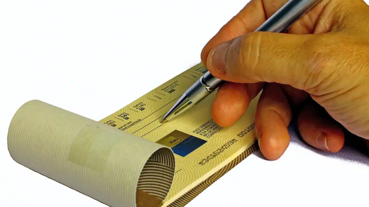 బ్యాంక్ వాటిని ధృవీకరించిన తర్వాత చెక్ వివరాలు సరిపోలితే క్లియర్ అవుతుంది. ఒకవేళ వివరాలు సరిపోలకపోతే చెక్ తిరస్కరించబడుతుంది. మీరు మళ్లీ వివరాలను సమర్పించాల్సి ఉంటుంది. రూ.5లక్షల కంటే ఎక్కువ విలువైన చెక్‌లకు పాజిటివ్ పే సిస్టమ్ తప్పనిసరి. అయితే రూ.50,000 పైన ఉన్న చెక్‌లకు దీనిని ఉపయోగించమని బ్యాంకులు సిఫార్సు చేస్తున్నాయి.