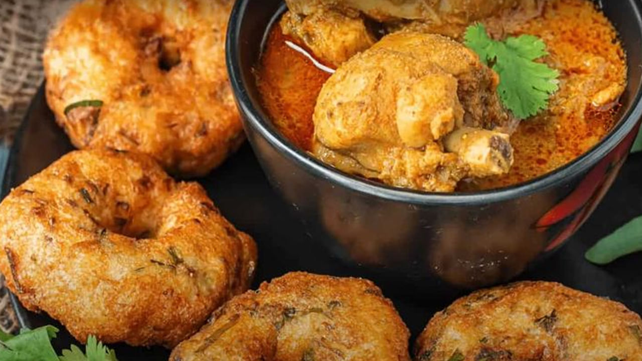 కావాల్సిన పదార్థాలు : పచ్చి శనగపప్పు 1 కప్పు, ఉల్లిపాయలు 1 కప్పు, పచ్చిమిర్చి 6, కరివేపాకు, కొత్తిమీర, పూదీన అరకప్పు, ధనియాలపొడి వన్ టీస్పూన్, జీలకర్ర వన్ టీ స్పూన్, జీలకర్ర పొడి అర టీ స్పూన్, చినెన్ పావు కేజీ గరం మసాలా పావు టీ స్పూన్, ఆయిల్ వడలు వేయించుకునేందుకు సరిపడ.