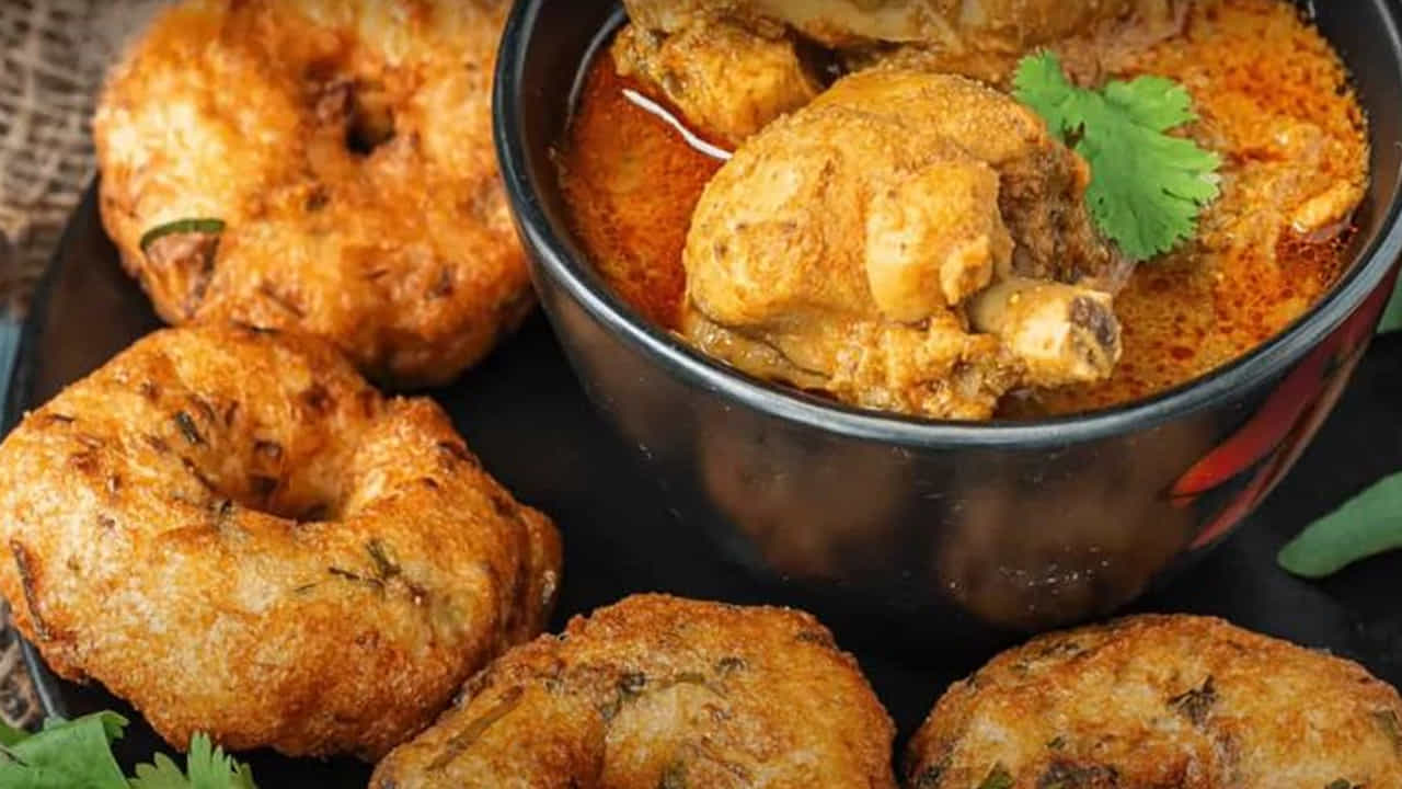 కావాల్సిన పదార్థాలు : పచ్చి శనగపప్పు 1 కప్పు, ఉల్లిపాయలు 1 కప్పు, పచ్చిమిర్చి 6, కరివేపాకు, కొత్తిమీర, పూదీన అరకప్పు, ధనియాలపొడి వన్ టీస్పూన్, జీలకర్ర వన్ టీ స్పూన్, జీలకర్ర పొడి అర టీ స్పూన్, చినెన్ పావు కేజీ గరం మసాలా పావు టీ స్పూన్, ఆయిల్ వడలు వేయించుకునేందుకు సరిపడ.