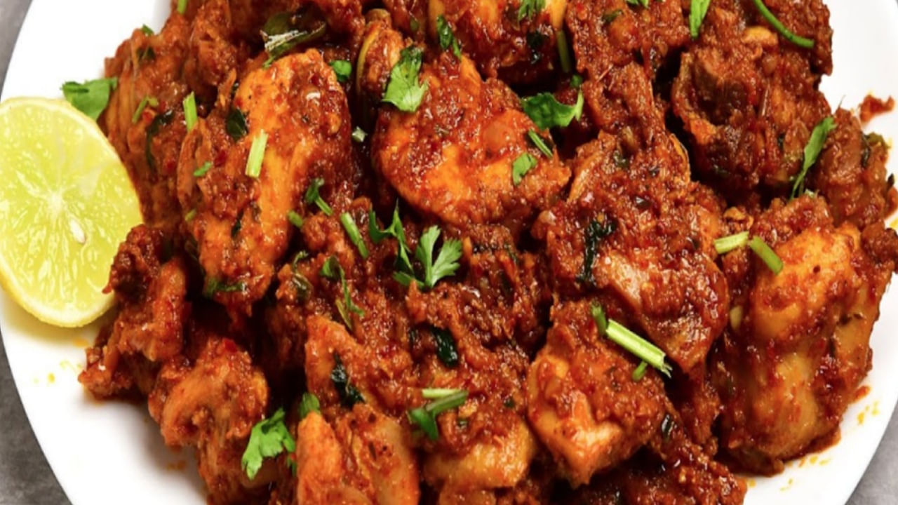 తయారీ విధానం : ముందుగా శనగపప్పు నానబెట్టుకోవాలి. దాదాపు మూడు గంటలు నానబెట్టిన తర్వాత, చికెన్ తీసుకొచ్చుకోవాలి.  ఒక బౌల్ తీసుకొని, అందులో చికెన్ తీసుకోవాలి. దానిని శుభ్రంగా కడిగి, తడి లేకుండా చూసుకోవాలి.  ఆ తర్వాత ముందుగా నానబెట్టిన శనగపప్పులో నీటిని వంపేసి, జీలకర్ర, పచ్చిమిర్చీ, వేసి మిక్సీ పట్టుకోవాలి, తర్వాత వాటిని బజ్జీల పిండిలా చూసుకోవాలి.