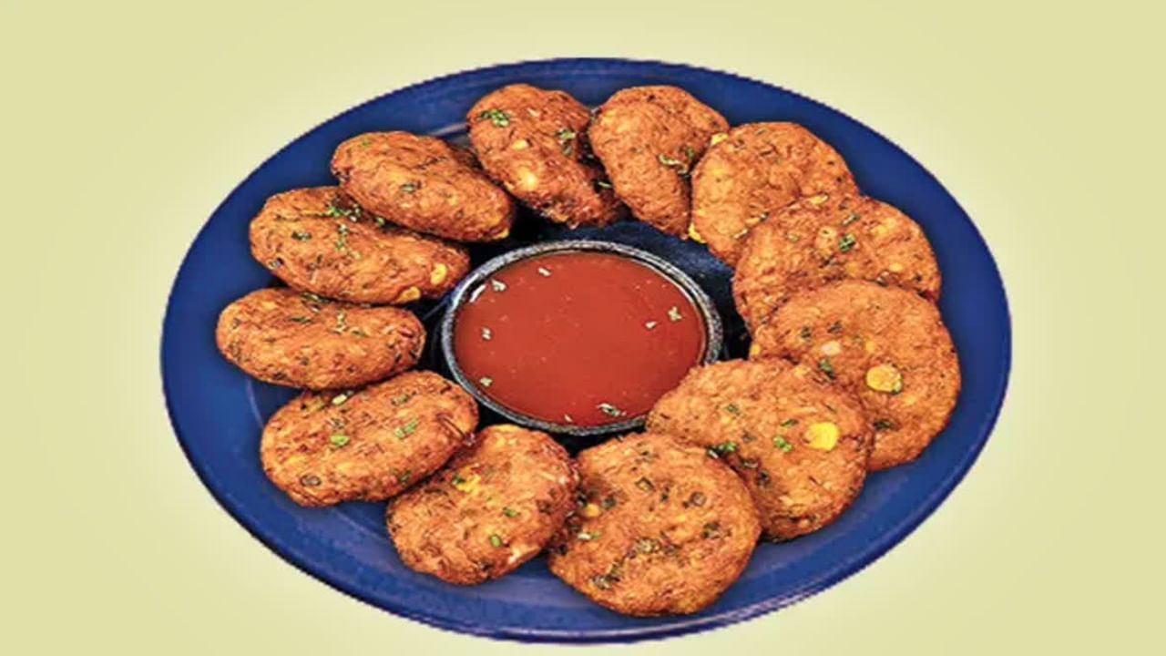 తర్వాత చికెన్‌ను చిన్నగా మక్కలుగా చేసుకోవాలి. తర్వాత పెద్ద బౌల్ తీసుకొని అందులో చికెన్ ముక్కలు, బట్టీల కోసం రెడీ చేసుకున్న శనగపప్పు మిశ్రమం వేసుకోవాలి. అందులోనే కరివేపాకు, కొత్తిమీర, పూదీన, ధనియాల పొడి, జీలకర్ర పొడి,  మసాలా అన్నీ వేసుకొని మొత్తాన్ని కలుపుకోవాలి.