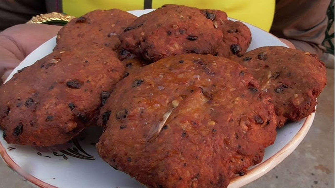 ఆ తర్వాత ఈ మిశ్రమాన్ని రెండు నిమిషాల పాటు పక్కన పెట్టుకోవాలి. ఆ తర్వాత స్టవ్ ఆన్ చేసి, కడాయి పెట్టాలి. అందులో వడలు వేసి వేయించుకోవాలి. అవి బ్రౌన్ కలర్ వచ్చే వరకు వేయించుకోవాలి. అంతే వేడి వేడి చికెన్ పకోడి రెడీ, మరి మీరు కూడా ట్రై చేయండి.