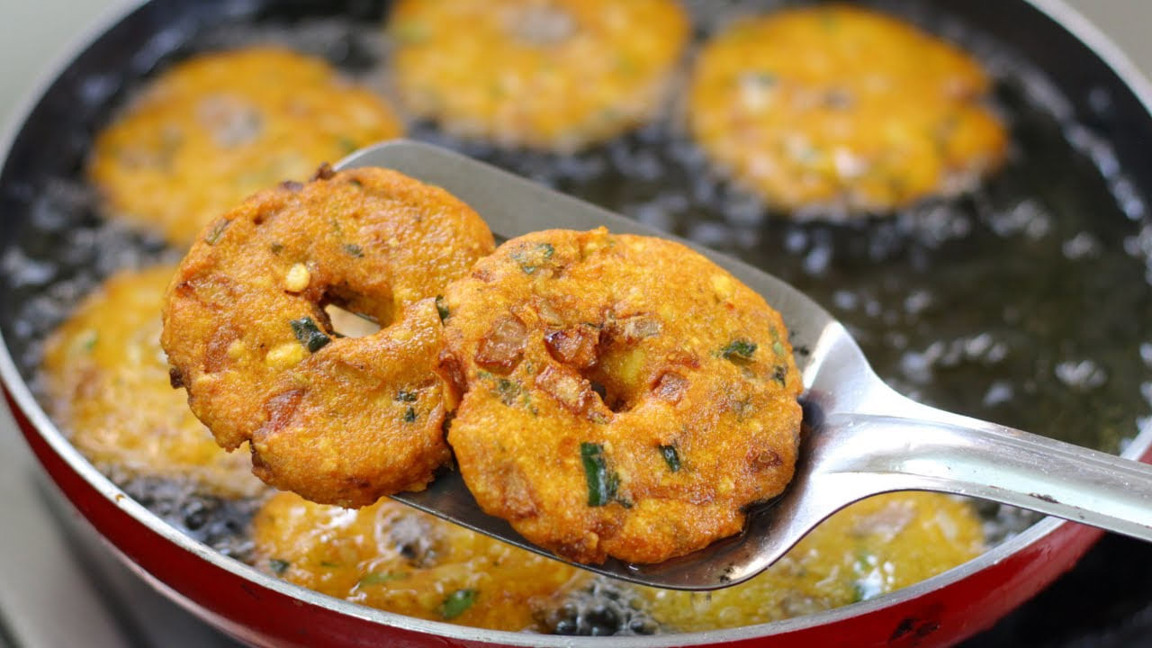 తెలుగు రాష్ట్రాల్లో వర్షాలు దంచి కొడుతున్నాయి. చలికాలంలో ఎక్కువగా వర్షాలు పడుతుండటంతో చాలా మందికి ఇంటిలోపలే ఉంటూ వేడి వేడిగా ఏదైనా తినాలనిపిస్తుంటుంది. అయితే అలాంటి వారి కోసమే ఈ అద్భుతమైన రిసిపీ. వర్షం పడే సమయంలో ఇంట్లోనే ఇలా వేడి వేడిగా, చికెన్ వడలు రెడీ చేసుకొని తినెయ్యండి మరి. 