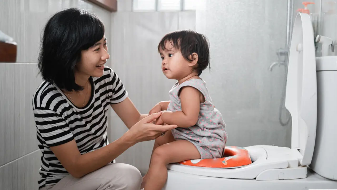 నిద్రపోయే ముందు మూత్ర విసర్జన చేయించాలి: పిల్లలు నిద్ర పోతారనే సమయానికి ముందు.. వాళ్లని టాయిలెట్ కి తీసుకెళ్లాలి. ఇలా చేయడం వల్ల వాళ్లు బ్లాడర్ కాస్త ఖాళీ అవుతుంది. దీంతో పక్క తడిపేందుకు అవకాశం తగ్గుతుంది. మధ్య రాత్రి మీరు టాయిలెట్ లేచినప్పుడు.. పిల్లల్ని కూడా నిద్ర లేపి.. టాయిలెట్ కి తీసుకెళ్లాలి. ఇలా చేస్తే మంచి ఫలితాలు కనిపిస్తాయి.