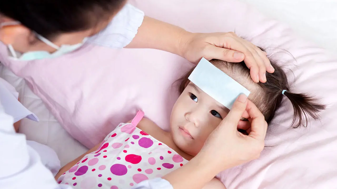 పిల్లలకు జ్వరం వస్తే దాని అర్థం ఏమిటి?: పైన పేర్కొన్న ఉష్ణోగ్రతల కంటే పిల్లల శరీర ఉష్ణోగ్రత పెరిగితే వారికి జ్వరం వస్తుందని మీరు అర్థం చేసుకోవాలి. పిల్లలలో జ్వరం రెండు రకాలుగా వర్గీకరించబడుతుంది. తేలికపాటి జ్వరం (38 నుండి 38.5°C (100.4 నుండి 101.3°F), తీవ్రమైన జ్వరం (≥39°C (102.2°F)). జ్వరం అనేది ఒక వ్యాధి కాదని, మరొక ఆరోగ్య సమస్య లక్షణం అని మీరు అర్థం చేసుకోవాలి. పెద్దలకు కూడా ఇది వర్తిస్తుంది.