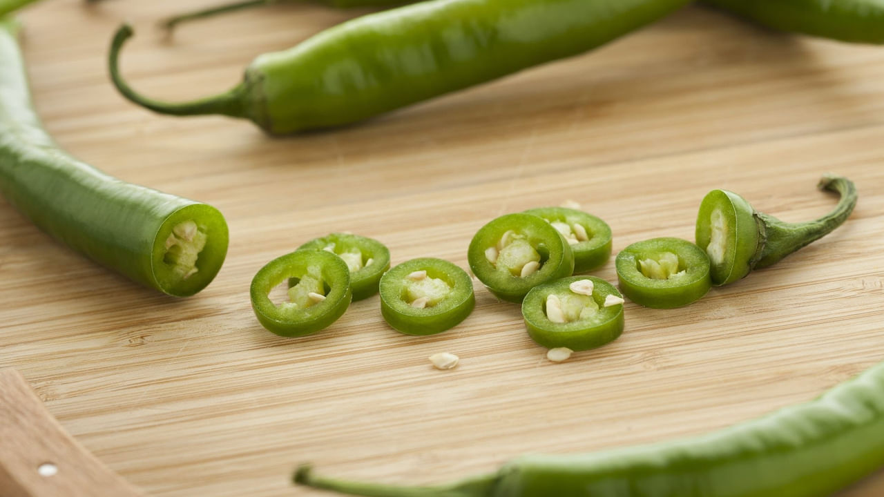 న్యూస్‌పేపర్ వాడండి: జిప్‌లాక్ కవర్ లేకపోయినా కంగారు పడకండి. మీ దగ్గర జిప్‌లాక్ కవర్ లేకపోతే పర్వాలేదు. బదులుగా, న్యూస్‌పేపర్ వాడండి. ముందుగా, పచ్చి మిరపకాయల నుండి కాండం తీసి, కడిగి శుభ్రం చేసి, పొడిగా తుడవండి. తర్వాత వాటిని న్యూస్‌పేపర్‌లో చుట్టి ఫ్రిజ్ తలుపులో నిల్వ చేయండి. మీరు వాటిని ఒక గుడ్డలో చుట్టితే ఇంకా మంచిది.