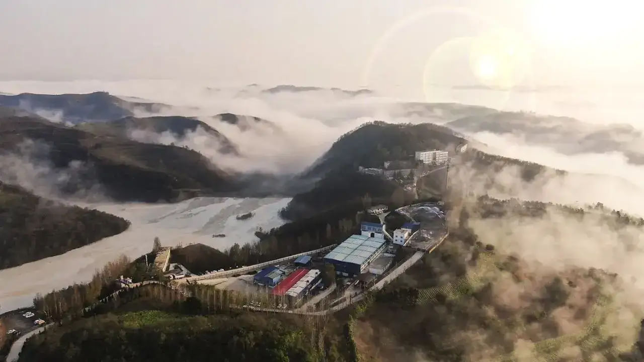 72,000 మెట్రిక్ టన్నుల వెండి నిల్వలతో చైనా మూడవ స్థానంలో ఉంది. దేశంలో అతిపెద్ద ప్రాథమిక వెండి ఉత్పత్తి హెనాన్ ప్రావిన్స్‌లోని యింగ్ మైనింగ్ ప్రాంతం నుండి వస్తుంది. గత కొన్ని సంవత్సరాలుగా, వ్యూహాత్మక పెట్టుబడులు, పెద్ద ఎత్తున మైనింగ్ ద్వారా చైనా వెండి, ఇతర ముఖ్యమైన ఖనిజ రంగాలలో తన స్థానాన్ని బలోపేతం చేసుకుంది. 