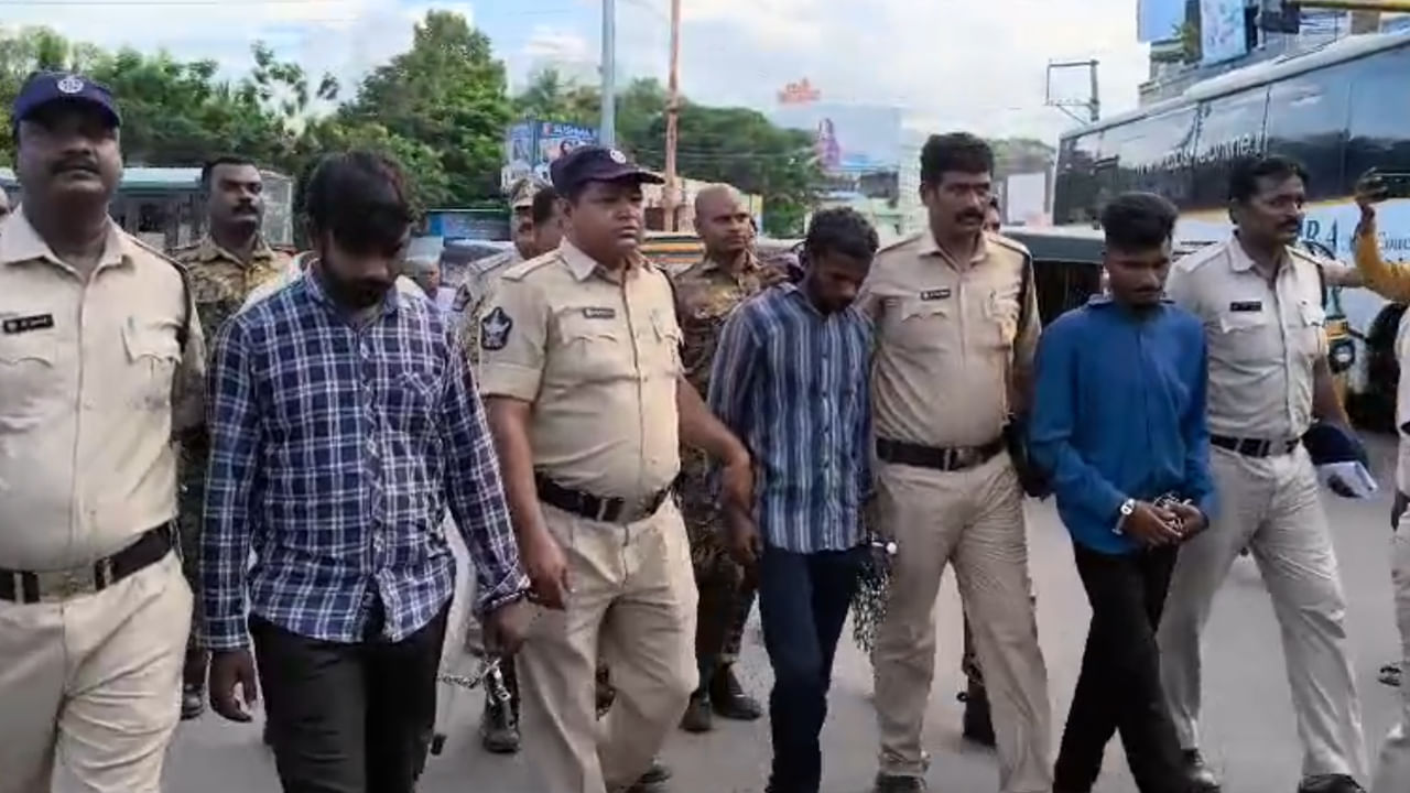 Andhra: గ్యాంగ్‌రేప్‌ దుర్మార్గులను చిత్తూరు పోలీసులు ఏం చేశారో చూశారా..? బేడీలతో నడిరోడ్డుపై..