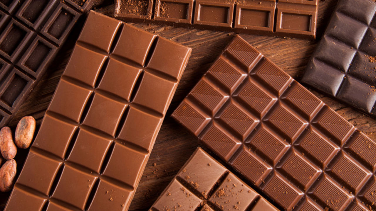 మైగ్రేన్లు ఒకసారి వస్తే.. ఈ నొప్పిని వదిలించుకోవటం అంత సులభం కాదు. చాక్లెట్ మైగ్రేన్‌లను మరింత తీవ్రతరం చేస్తుంది. చాక్లెట్ ఆధారిత పానీయాలు, స్వీట్లు, చాక్లెట్ ఆధారిత ఆహారాలు తినడం నొప్పిని మరింత తీవ్రతరం చేస్తుంది. చాక్లెట్‌లోని కెఫిన్, టానిన్‌ల వల్ల ఇది జరుగుతుంది.