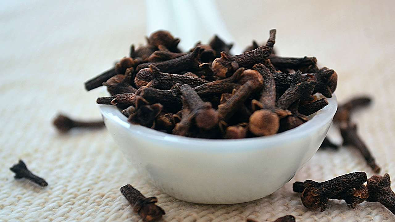 లవంగంలో శక్తివంతమైన యాంటీ ఇన్ఫ్లమేటరీ గుణాలు కలిగి ఉంటాయి. ఇందులో యుగెనల్ ఉంటుంది. ఇది మంట సమస్యను తగ్గిస్తుంది. ఇది క్రమంగా ప్రాణాంతక వ్యాధుల నుంచి దూరంగా ఉంచుతుంది. లవంగాలని తీసుకుంటే ఆర్ధ్రరైటీస్, గుండె సమస్యలు, క్యాన్సర్, మధుమేహం, పంటి నొప్పి, కడుపుపూతల వంటి సమస్యలను నివారిస్తాయి.