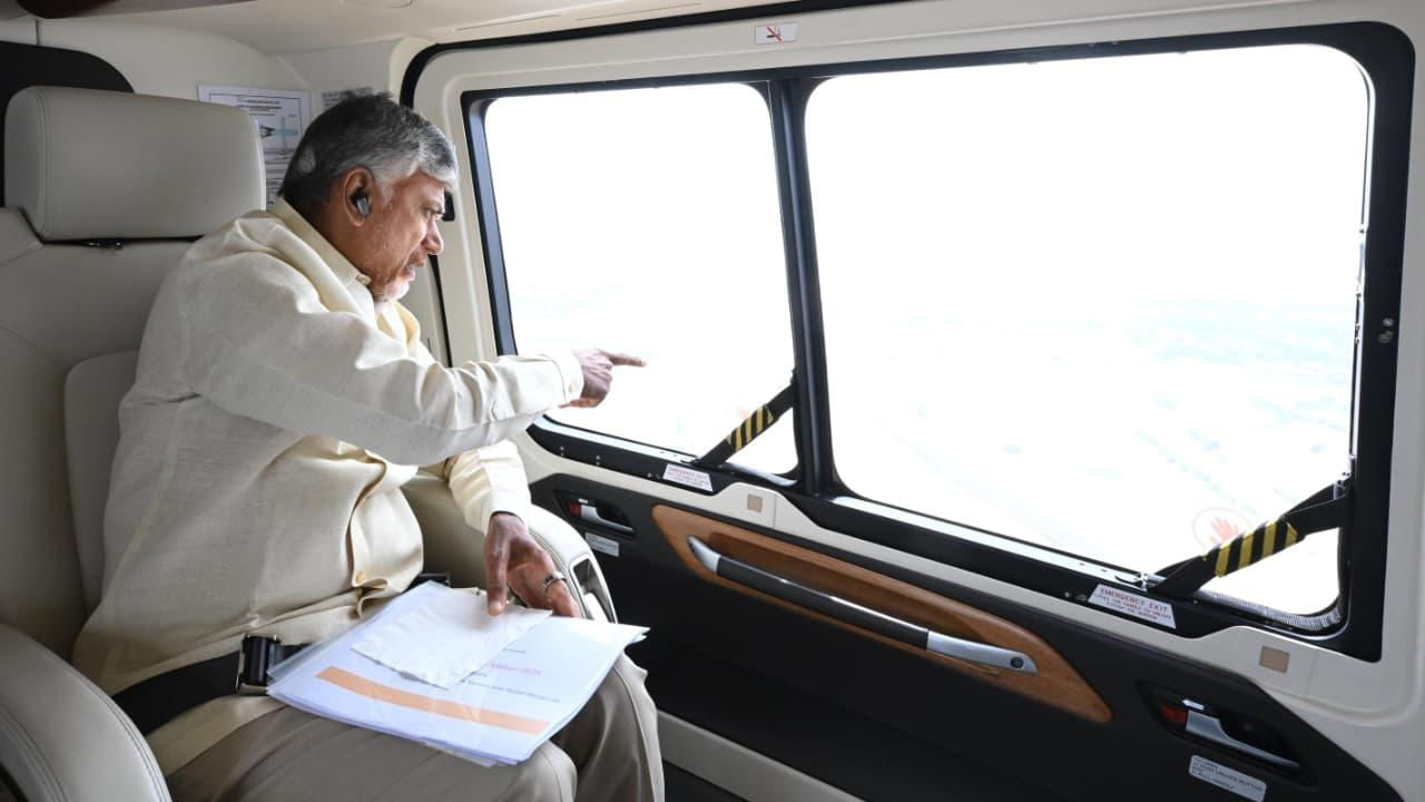రాష్ట్రంలోని తుఫాన్ ప్రభావిత ప్రాంతాల్లో సీఎం చంద్రబాబు పర్యటనించారు. హెలిక్యాప్టర్ తుఫాన్ ప్రావింత ప్రాంతాలను పరిశలించినా ఆయన పంట నష్టాన్ని అంచనా వేయాలని అధికారులకు దేశాలు జారీ చేశారు.అనంతరం స్వయంగా పంటపొలాల్లోకి వెళ్లి పరిశీలించారు. 