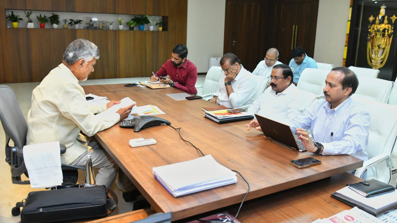 రాత్రంతా సచివాలయంలోనే సీఎం చంద్రబాబు.. మొంథా తుఫాన్‌పై మంత్రులు, అధికారులకు కీలక సూచనలు!