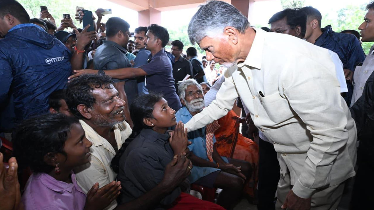 కోనసీమ జిల్లా అల్లవరం మండలంలో తన పర్యటనలో ప్రోటోకాల్‌ను పక్కనపెట్టిన సీఎం చంద్రబాబు.. పునరావాస శిబిరంలో ఉన్న బాధితుల దగ్గరకు వెళ్లి మాట్లాడారు. వారికి ప్రభుత్వం అండగా ఉంటుందని భరోసా  ఇచ్చారు. 