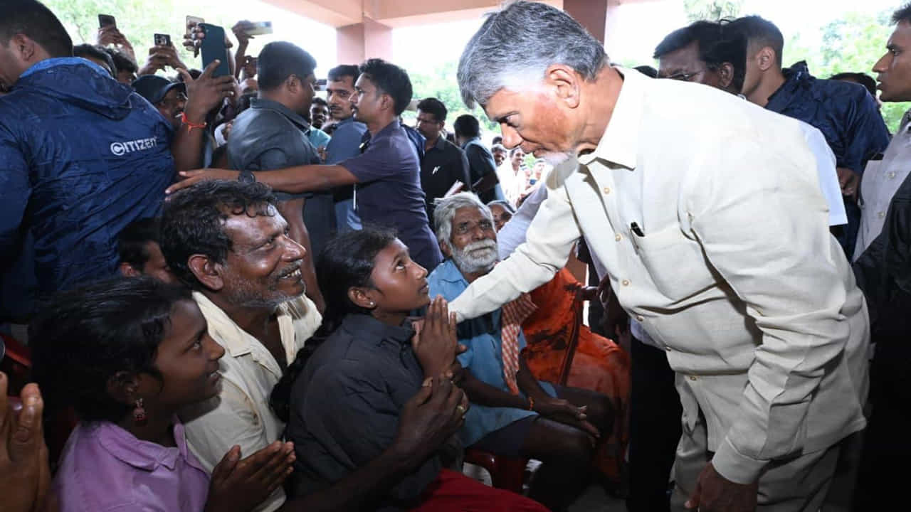 కోనసీమ జిల్లా అల్లవరం మండలంలో తన పర్యటనలో ప్రోటోకాల్‌ను పక్కనపెట్టిన సీఎం చంద్రబాబు.. పునరావాస శిబిరంలో ఉన్న బాధితుల దగ్గరకు వెళ్లి మాట్లాడారు. వారికి ప్రభుత్వం అండగా ఉంటుందని భరోసా  ఇచ్చారు. 