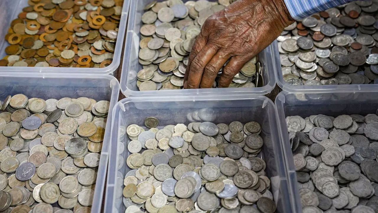 కానీ ఇప్పుడు నాణెం ఆకారం గుండ్రంగా మారింది. నాణెం ఆకారం ఎందుకు గుండ్రంగా మారిందో మీరు ఎప్పుడైనా ఆలోచించారా? ఈరోజు ఈ వ్యాసంలో నాణేలు ఎందుకు గుండ్రంగా ఉంటాయో మీకు తెలియజేస్తాము. ప్రతి వ్యక్తి జేబులో 1,2,5, 10 రూపాయల నాణేలు ఉంటాయి. భారతదేశంలో మొదటి రూపాయి నాణెం 1950 లో జారీ చేయబడిందని మీకు చెప్తాము.