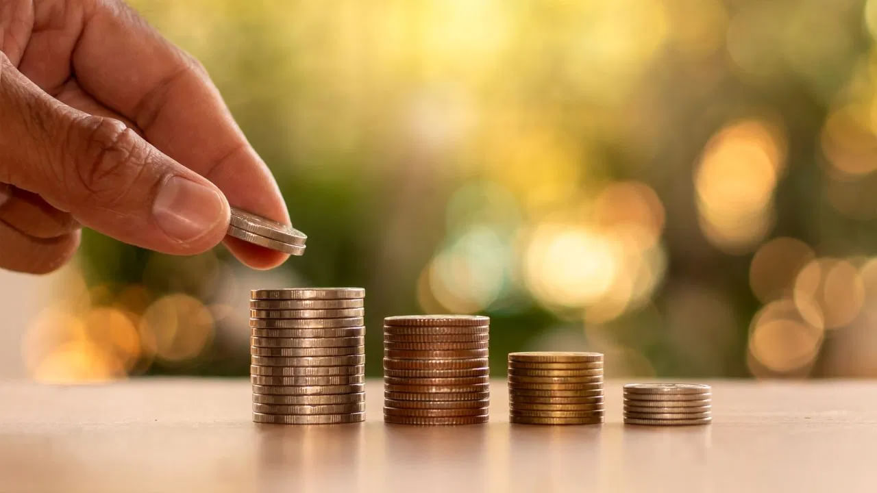 ఆ తర్వాత, 2010 సంవత్సరంలో జరిగిన కామన్వెల్త్ క్రీడల సందర్భంగా, 2, 5 రూపాయల నాణేలు విడుదలయ్యాయి. మీ సమాచారం కోసం, ఈ సమయంలో విడుదల చేసిన నాణెం ఒక వైపు కామన్వెల్త్ క్రీడల లోగోను, మరోవైపు అశోక స్తంభం చిహ్నాన్ని కలిగి ఉందని మీకు తెలియజేద్దాం.