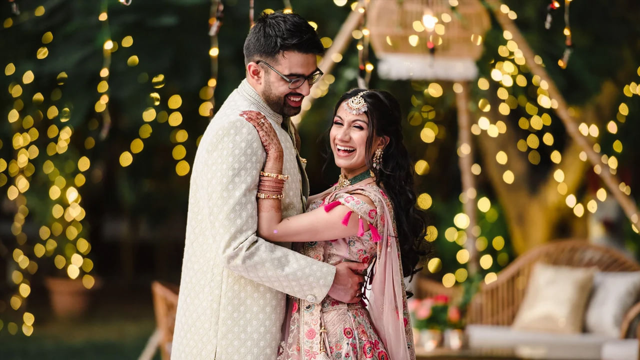 వాళ్ళ వైవాహిక జీవితం ఎలా ఉంటుంది?: మేష రాశి వారు విశాల దృక్పథం కలిగి ఉంటారు. వారికి తమ మనసులో విషయాలను దాచుకునే అలవాటు ఉండదు. తమ మనసులో ఉన్న విషయాలను బహిరంగంగా మాట్లాడే సామర్థ్యానికి పేరుగాంచిన వారు, తమ భర్తలు కూడా ఈ గుణాన్ని కలిగి ఉండాలని కోరుకుంటారు. వారు తమ భర్త తమతో బహిరంగంగా, సంబంధంలో నిజాయితీగా ఉండాలని కోరుకుంటారు. అభిప్రాయ భేదాలను ధైర్యంగా ఎదుర్కొనే సామర్థ్యం వారికి ఉంది. వారి జీవిత భాగస్వామి తమ ప్రతిబింబంగా ఉండాలని కోరుకుంటారు!