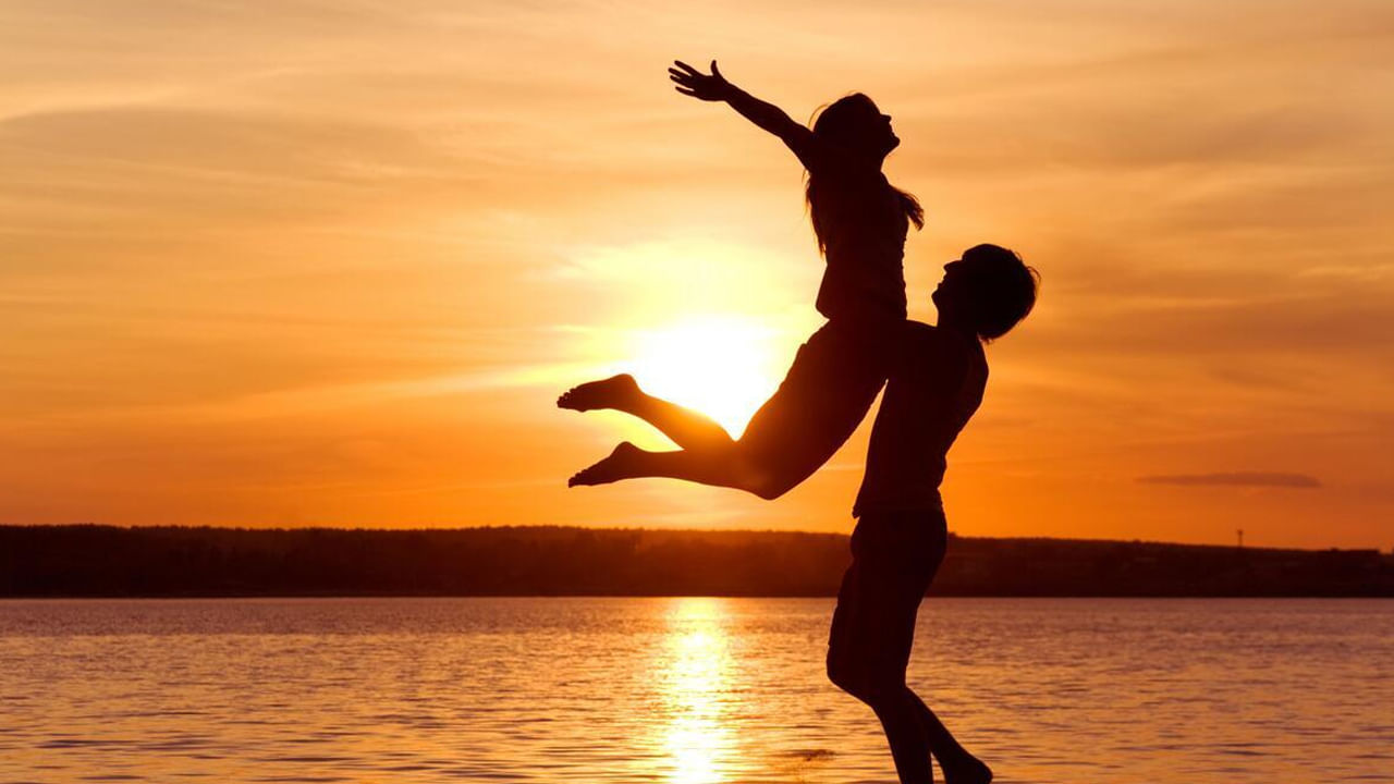 స్వేచ్ఛను ఆశించే వారు!: మేష రాశి వారు ప్రాథమికంగా వ్యక్తిగత స్వేచ్ఛకు విలువ ఇస్తారు. వారు ఇతరుల స్వేచ్ఛకు కూడా విలువ ఇస్తారు. మేష రాశి స్త్రీలు తమ భాగస్వాములు తమ కోరికలకు ఆటంకం కలిగించకూడదని కోరుకుంటారు. వారు తమ భాగస్వాముల కోరికలకు కూడా అడ్డంకిగా ఉండకూడదని కోరుకుంటారు. వారిద్దరూ ఒకరి కోరికలకు ఒకరు లొంగిపోవడం ద్వారా సామరస్యపూర్వక సంబంధాన్ని కొనసాగించాలని కోరుకుంటారు. వారి భాగస్వామి కోరికలను, వ్యక్తిగత వృద్ధిని సమర్ధించడం ద్వారా వారు గొప్ప జీవిత భాగస్వామిని కూడా చేస్తారు!