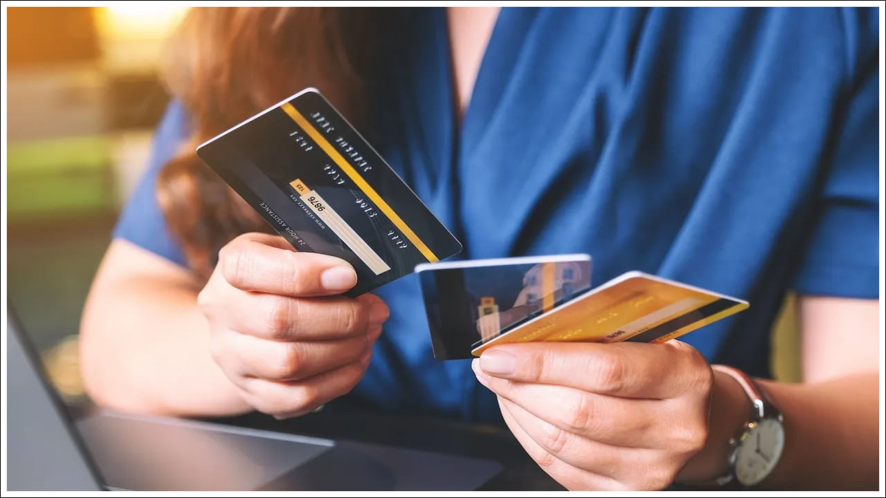 క్రెడిట్ స్కోరు 100 పాయింట్లు తగ్గడం చిన్న విషయం కాదని నిపుణులు భావిస్తున్నారు. ఇది రుణం పొందడం నుండి బీమా ప్రీమియం వరకు ప్రతిదానిపైనా ప్రభావం చూపుతుంది. సకాలంలో చెల్లింపులు, తక్కువ క్రెడిట్ వినియోగం వంటి ప్రాథమిక విషయాలను విస్మరించే వ్యక్తులు తరచుగా ఇబ్బందుల్లో పడతారు. మీరు మీ క్రెడిట్ స్కోరును బాగా ఉంచుకోవాలనుకుంటే ఈ కొన్ని విషయాలను గుర్తుంచుకోండి.