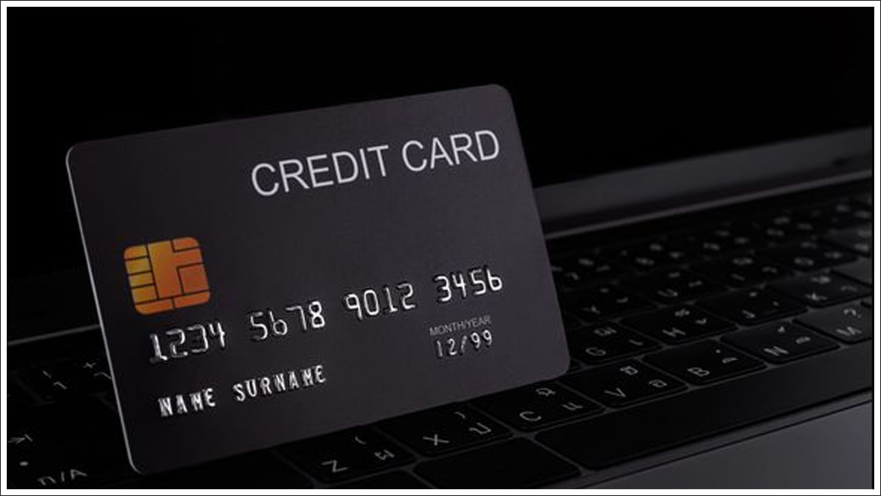 మీరు మీ క్రెడిట్ కార్డ్ పరిమితిలో 30% కంటే ఎక్కువ ఉపయోగిస్తే, అది మీ క్రెడిట్ స్కోర్‌ను దెబ్బతీస్తుంది. ఇది అధిక ఖర్చు, క్రెడిట్‌పై అధిక ఆధారపడటాన్ని సూచిస్తుంది. ఇది భవిష్యత్తులో రుణం పొందే అవకాశాలను లేదా మెరుగైన క్రెడిట్ నిబంధనలను తగ్గిస్తుంది.