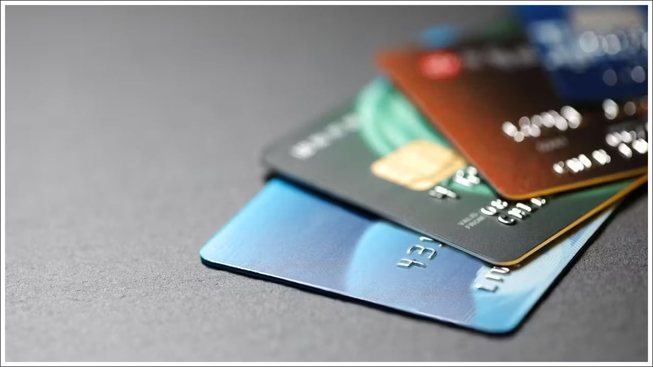 పాత క్రెడిట్ కార్డులు, వ్యక్తిగత రుణాలు లేదా ఇతర క్రెడిట్ ఖాతాలను మూసివేయడం ద్వారా చాలా మంది అనుకోకుండా వారి క్రెడిట్ స్కోర్‌ను దెబ్బతీసుకుంటారు. ఇది మీ సగటు క్రెడిట్ చరిత్ర వ్యవధిని తగ్గిస్తుంది. ఇది మీ చెల్లింపు విశ్వసనీయతను తనిఖీ చేయడానికి క్రెడిట్ బ్యూరోలు ఉపయోగించే ముఖ్యమైన అంశం.