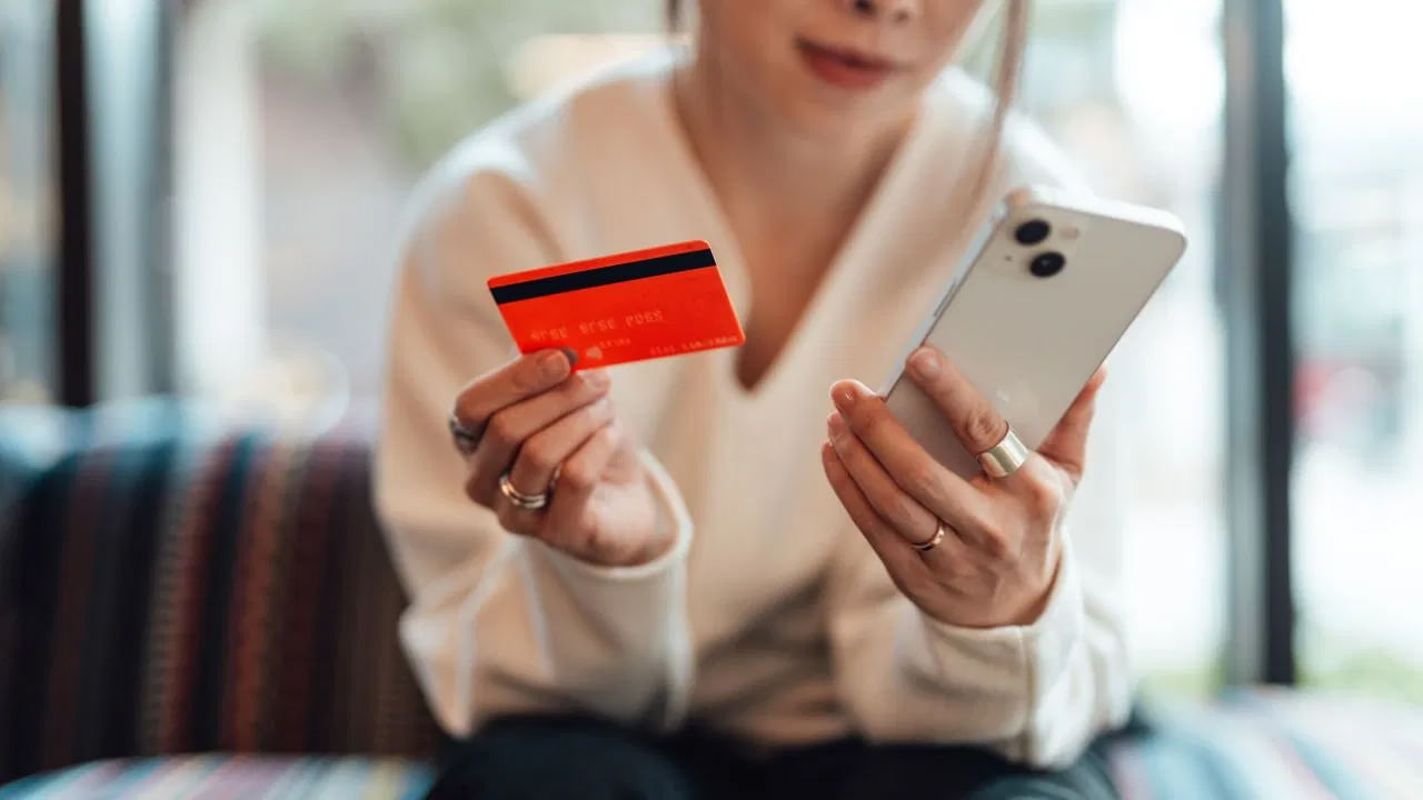 6. కార్డు బ్లాక్: మీరు ఏదైనా అనుమానాస్పద లావాదేవీని గమనించినట్లయితే వెంటనే మీ బ్యాంక్ యాప్‌లో కార్డ్‌ను ఫ్రీజ్ చేయండి. బ్యాంకుకు కాల్ చేసి, ఆ లావాదేవీ నాది కాదని చెప్పండి. మీరు ఎంత వేగంగా చర్య తీసుకుంటే, మీ డబ్బును తిరిగి పొందే అవకాశం అంత ఎక్కువగా ఉంటుంది.