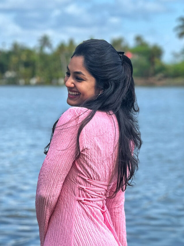 క్యూట్ క్యూట్ నవ్వుతో కవ్విస్తున్న బ్యూటీ ఇవాన.. కుర్రాళ్లు ఫిదా