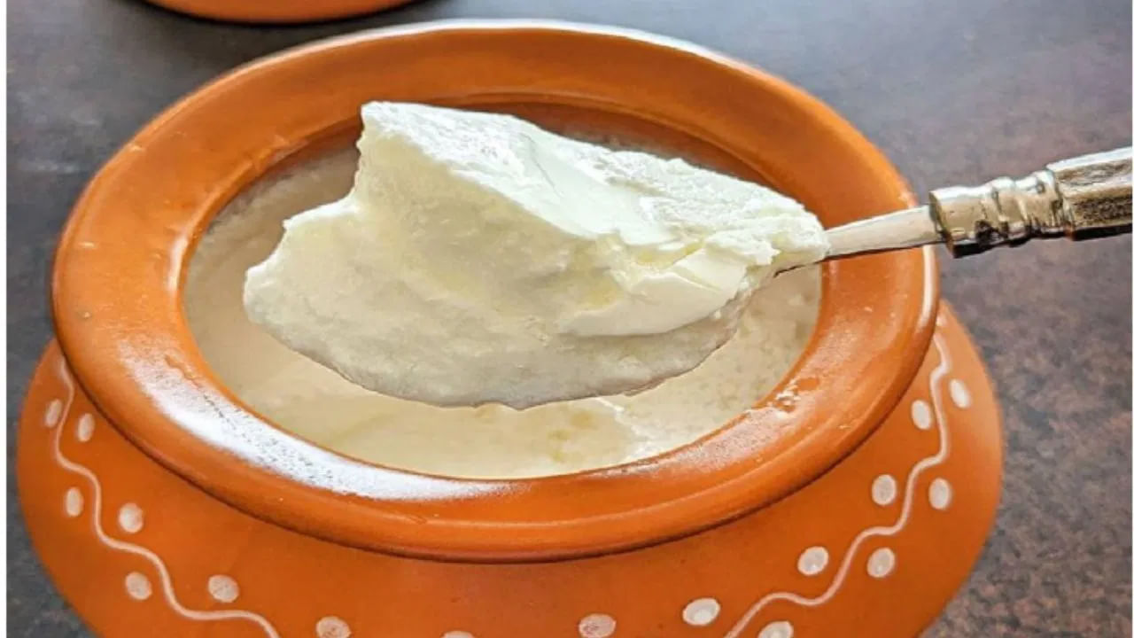 చర్మానికి గ్లో ఎఫెక్ట్: పెరుగులో లాక్టిక్ యాసిడ్ ఉంటుంది. ఇది చర్మానికి చాలా మంచిది.  ఇది చర్మాన్ని లోపలి నుంచి శుభ్రం చేసి, డ్రై అవ్వకుండా కాపాడుతుంది. ఫలితంగా మీ చర్మం మరింత ప్రకాశవంతంగా  మారుతుంది. పెరుగు కేవలం భోజనం చివరిలో తినే వంటకం కాదు.. ఇది మీ రోజువారీ ఆరోగ్యానికి ఒక బెస్ట్ ఫ్రెండ్ అందుకే రోజూ ఒక కప్పు పెరుగు తప్పనిసరిగా తీసుకోండి.