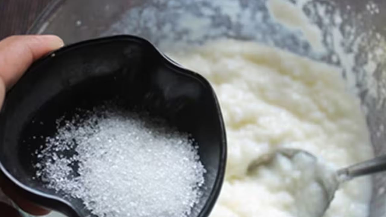 పెరుగులో కాల్షియం, ప్రోటీన్ సమృద్ధిగా ఉంటాయి. ఇది ఎముకల బలానికి చాలా మంచిది. అంతే కాకుండా, రోజూ పెరుగు తినడం వలన ఇది ఎముకలను ధృఢంగా తయారు చేసి, దంతాలను బలోపేతం చేయడానికి సహాయపడుతుంది.