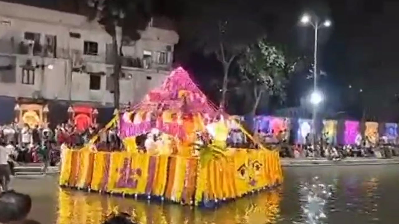 Srisailam: శ్రీశైలంలో ముగిసిన దసరా మహోత్సవాలు.. వైభవంగా శ్రీ స్వామి అమ్మవార్ల తెప్పోత్సవం