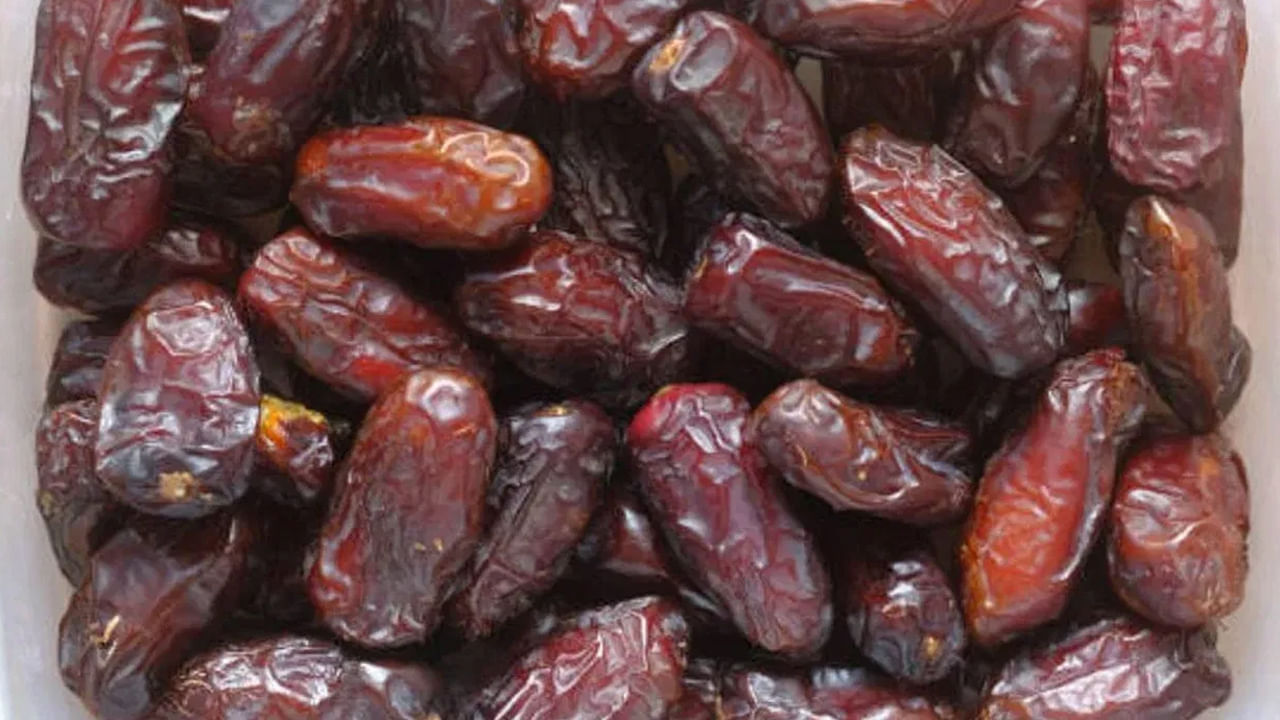 ఖర్జూరాలు శరీరానికి శక్తినిస్తాయి. శీతాకాలంలో ఖర్జూరాలు తినడం వల్ల జలుబు, దగ్గు నివారిస్తుంది. రాత్రిపూట పాలతో ఖర్జూరాలు తినడం మంచిది. ఇందులో గ్లూకోజ్, సుక్రోజ్, ఫ్రక్టోజ్ వంటి సహజ చక్కెరలు ఉంటాయి. ఇది శరీరానికి తగినంత శక్తిని అందించడంలో సహాయపడుతుంది. కానీ ఇవి అందరికీ ఒకే రకమైన ప్రయోజనాలను అందించలేవు.