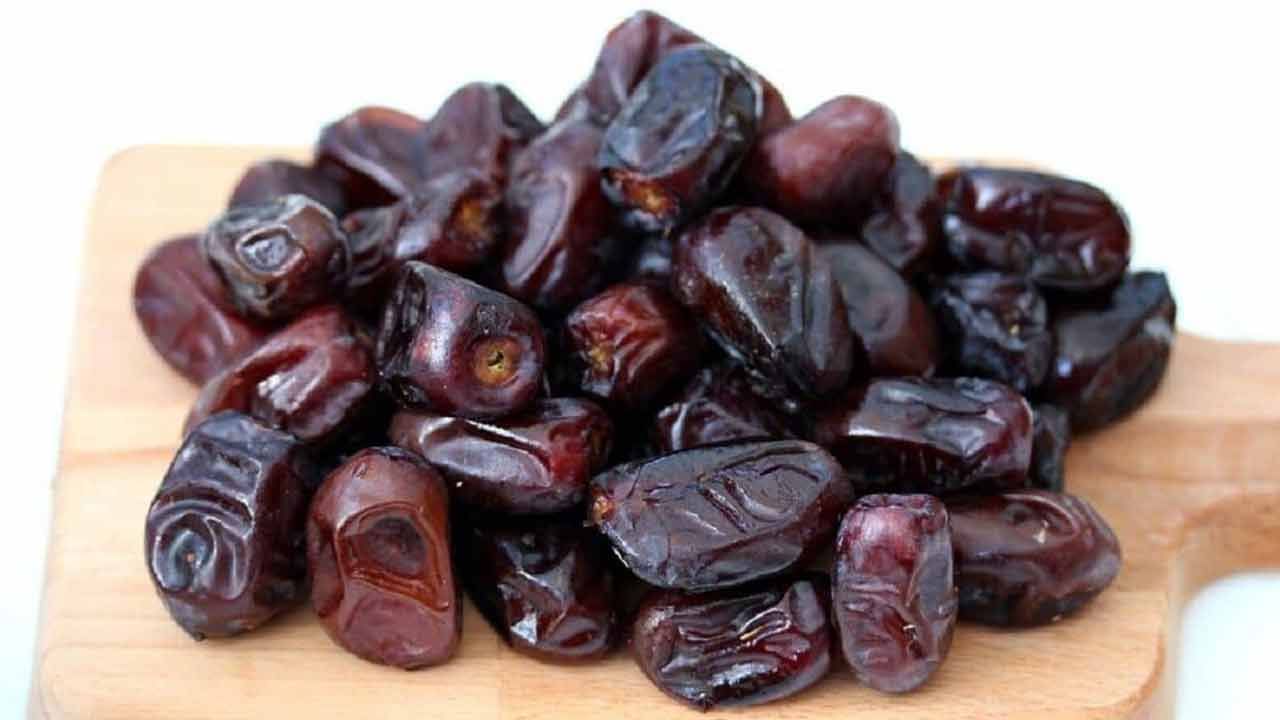 ఖర్జూరంలో ఇనుము ఉంటుంది. ఇది జుట్టు కుదుళ్లను పోషిస్తుంది. జుట్టు పెరుగుదలను ప్రోత్సహిస్తుంది. జుట్టును బలపరుస్తుంది. ఖర్జూరంలో ఉండే చక్కెర సులభంగా జీర్ణమవుతుంది. ఇది చక్కెర పెరుగుదలకు కారణం కాకుండా తక్షణ శక్తిని అందిస్తుంది.