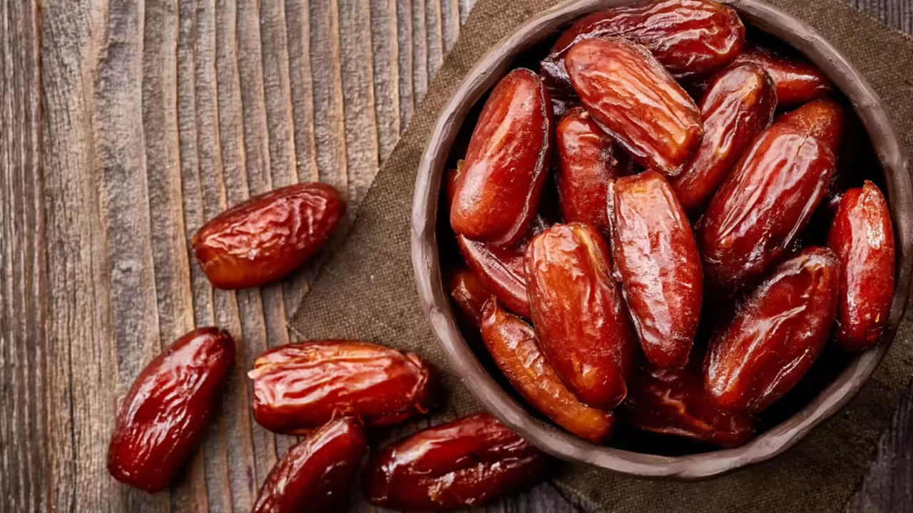 ఖర్జూరంలో ఖనిజాలు పుష్కలంగా ఉంటాయి. ఇది ఎముకలను బలంగా చేస్తుంది. ఆస్టియోపోరోసిస్ వంటి సమస్యల నుంచి కూడా రక్షిస్తుంది. ఖర్జూరంలో రాగి, మాంగనీస్, సెలీనియం వంటి ఖనిజాలు ఉంటాయి. ఇవి ఎముకల నిర్మాణానికి సహాయపడతాయి.