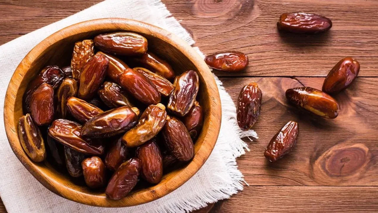 డయాబెటిస్తో బాధపడేవారు ఖర్జూరాలను ఎక్కువగా తింటే హైపోగ్లైసీమియా అనే వ్యాధి బారిన పడవచ్చని నిపుణులు హెచ్చరిస్తున్నారు. ఈ పరిస్థితుల్లో మన రక్తంలో షుగర్ లెవెల్స్ తగ్గుతాయని.. దీంతో.. బలహీనత, అలసట రావచ్చని చెబుతున్నారు.
