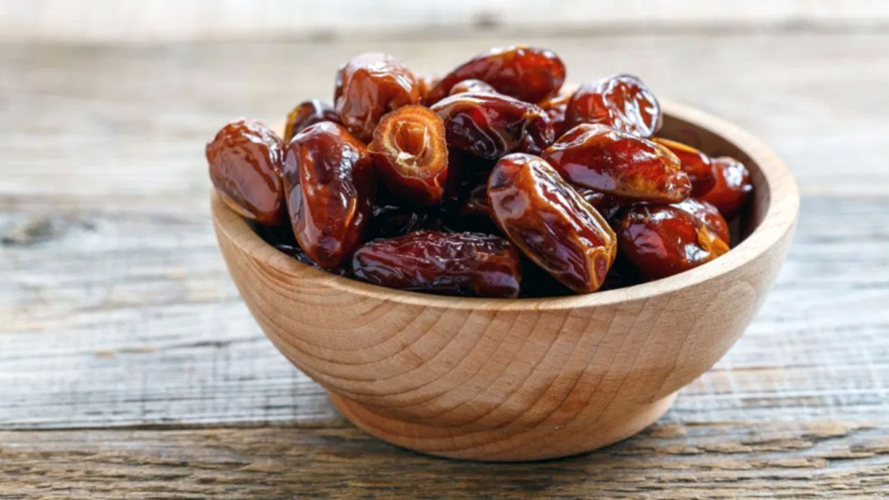 ఖర్జూరాలు తీపిగా ఉంటాయి. ఇందులో కార్బోహైడ్రేట్లు ఎక్కువగా ఉన్నప్పటికీ ఇవి మధుమేహ వ్యాధిగ్రస్తులకు సురక్షితం. వీటిలో తక్కువ గ్లైసెమిక్ సూచిక ఉంటుంది. అందువల్ల అవి రక్తంలో చక్కెర పెరగడానికి అనుమతించవు. అయితే పరిమితంగా మాత్రమే వీటిని తీసుకోవాలి.