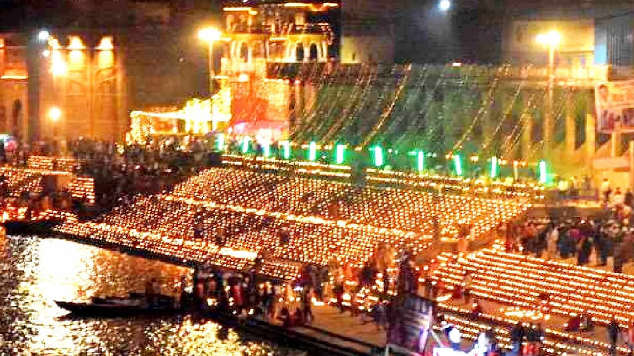 వారణాసి, ఉత్తరప్రదేశ్: వారణాసిలో దీపావళి రాత్రి దీపాల దృశ్యం ఎంతో అద్భుతంగ ఉంటుంది. ఈ రోజున వారణాసి ప్రజలు నిద్రలేని రాత్రులు గడుపుతారు. ఇక్కడ పగలు, రాత్రి అనే తేడ లేకుండా దీపావళి వేడుకను జరుపుకుంటారు. రంగురంగుల బాణసంచా కాల్చడం వేడుకకు మరింత అందాన్ని చేకూరుస్తుంది. దీపావళి వేడుకలకు వారణాసి ఖచ్చితంగా సందర్శించడానికి గొప్ప ప్రదేశం. పండుగ రోజున, వారణాసి నది ఒడ్డున ప్రత్యేక దృశ్యాలను చూడవచ్చు.