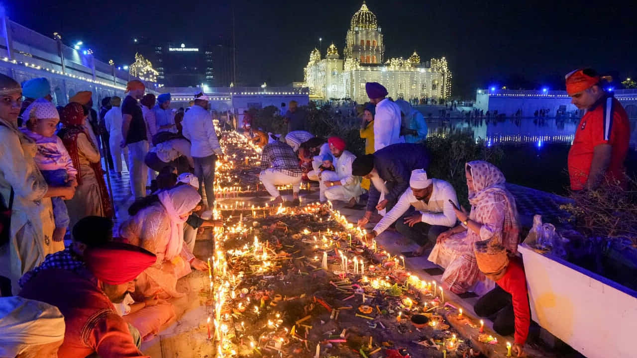 ఢిల్లీ: దీపావళి పండగ ను చూడడానికి ఢిల్లీకి ప్రయాణించడానికి ఉత్తమ సమయం. ఈ సమయంలో అక్కడి వీధులు చూడటానికి చాలా అందంగా ఉంటాయి. దీపావళి వేడుకల్లో భాగమైన మార్కెట్లు కూడా ఈ సమయంలో సందడి సందడిగా ఉంటాయి. షాపింగ్ ఇష్టపడేవారు దీపావళికి ఢిల్లీకి వెళ్లవచ్చు. రాష్ట్రంలోని వివిధ ప్రాంతాలలో దీపావళి కార్నివాల్ వంటి అనేక కార్యక్రమాలు కూడా నిర్వహించబడతాయి.