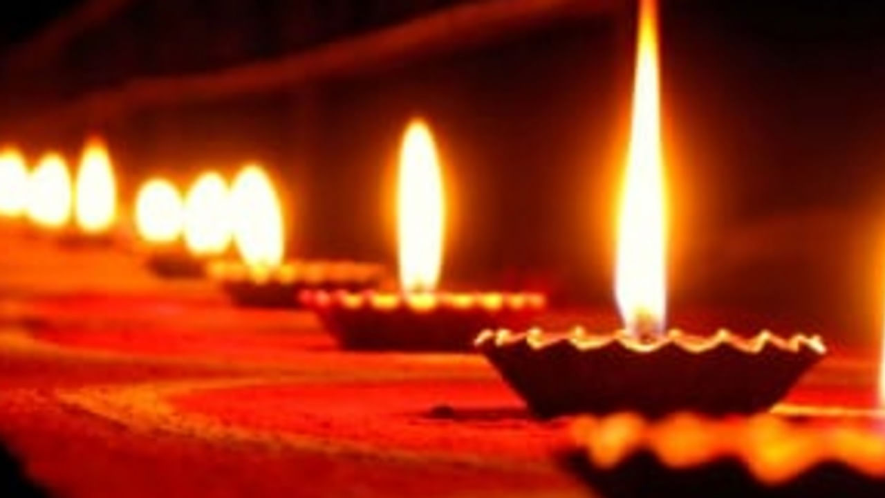 ఈ దీపావళి పండుగకు గ్రహాలన్నీ ప్రత్యేక స్థానంలో ఉండబోతున్నాయంట. అలాగే దాదాపు 500 సంవత్సరాల తర్వాత దీపావళి పండుగ రోజున  శని గ్రహం తిరోగమనం చేయనున్నది. దీంతో దీని ప్రభావం 12 రాశులపై ఉండగా, నాలుగు రాశుల వారికి మాత్రం పట్టిందల్లా  బంగారమే కానున్నదంట. ఇంతకీ ఆ రాశులు ఏవో ఇప్పుడు చూద్దాం.