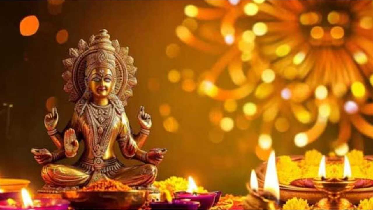 దీపావళికి ముందు ప్రతి ఒక్కరూ ఇంటిని శుభ్రపరిచి లక్ష్మీ పూజ చేస్తుంటారు. అందువలన పండుగకు ముందు పూజా మందిరంలో ఉన్న విరిగిన దేవతల విగ్రహాలు , పటాలు తొలిగించాలంట.