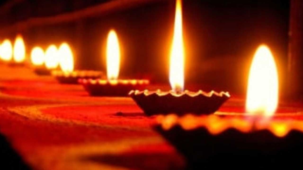 కొంత మంది పనిచేయని గడియారాలను అలానే ఉంచేస్తుంటారు. అయితే పని చేయని గడియారాలు ఇంట్లో ఉంటే తొలిగించాలంట. ఎందుకంటే? ఇది ఇంటిలోపల అనేక సమస్యలకు కారణం అవుతుందని చెబుతున్నారు పండితులు.