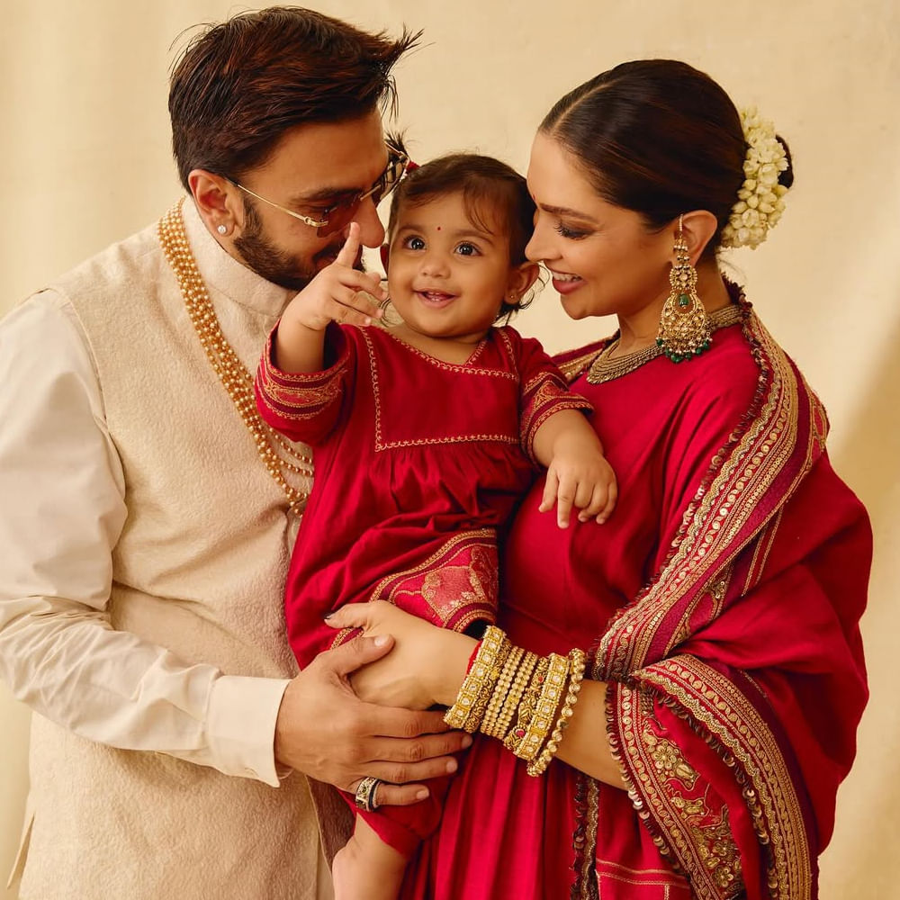 దీపికా పదుకొనే, రణ్వీర్ సింగ్ దీపావళి సందర్భంగా అభిమానులకు ఉత్తమ బహుమతిని అందించారు. ఈ జంట మంగళవారం తమ కుమార్తె దువా పదుకొనే సింగ్ ఫేస్ రివీల్ చేశారు. దీపికా, దువా ఇద్దరూ మెరూన్ కలర్ దుస్తులు ధరించగా.. రణవీర్ సింగ్ తెల్లటి కుర్తా పైజామాలో ధరించి అందమైన చిరునవ్వులతో కట్టిపడేస్తున్నారు.