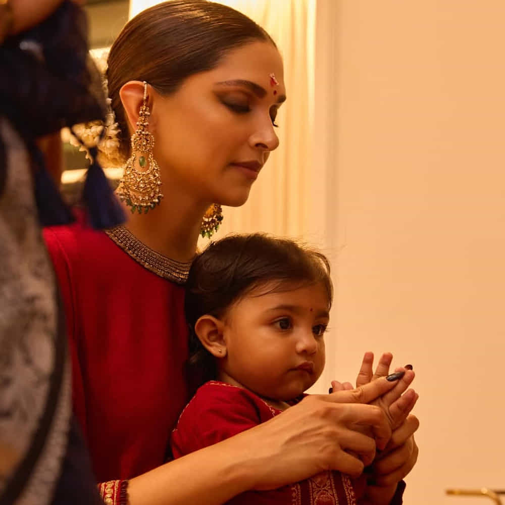 ఇదిలా ఉంటే.. కొన్ని రోజులుగా దీపికా పేరు సోషల్ మీడియాలో మారుమోగుతున్న సంగతి తెలిసిందే. ప్రభాస్ నటిస్తోన్న స్పిరిట్, కల్కి చిత్రాల నుంచి ఆమె తప్పుకోవడంతో ఆమె పై పలు విమర్శలు వచ్చాయి. రోజుకు 8 గంటలు మాత్రమే వర్క్ చేస్తానంటూ ఆమె కండిషన్స్ పెట్టిందని వస్తున్న వార్తలపై ఇటీవల దీపికా స్పందించిన సంగతి తెలిసిందే.