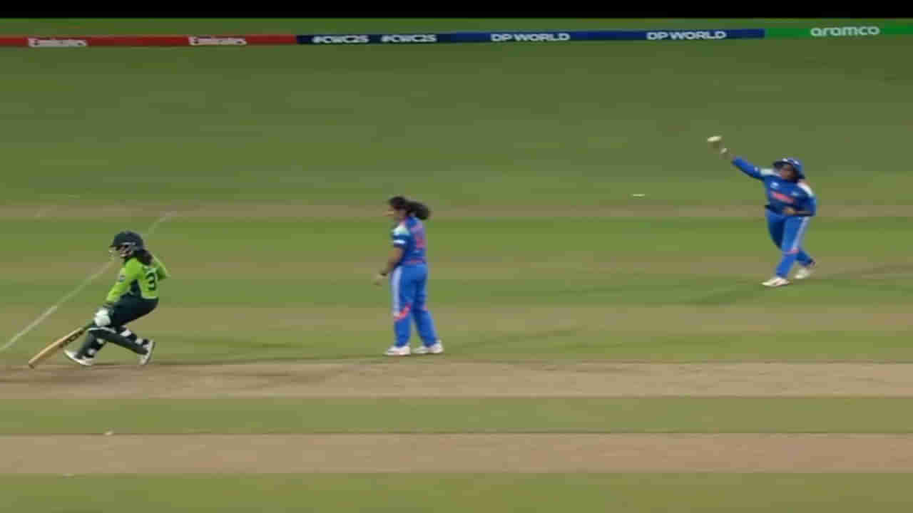 Video: అనుకున్నదొక్కటి.. అయ్యిందొక్కటి.. వికెట్లకు గురిచూస్తే పాక్ బ్యాటర్‌ కాలికి తగిలిన బంతి.. కట్‌చేస్తే.!