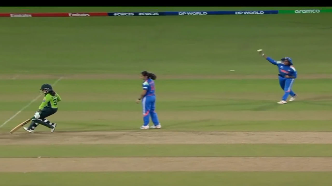 Video: అనుకున్నదొక్కటి.. అయ్యిందొక్కటి.. వికెట్లకు గురిచూస్తే పాక్ బ్యాటర్‌ కాలికి తగిలిన బంతి.. కట్‌చేస్తే.!